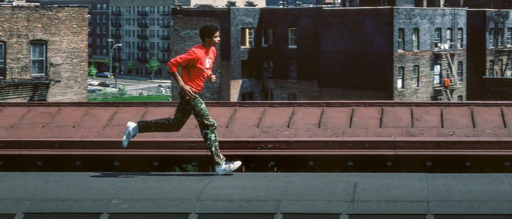 Der Graffitikünstler Skeme rennt auf diesem Foto von 1982 über das Dach eines New Yorker U-Bahn-Waggons. 
