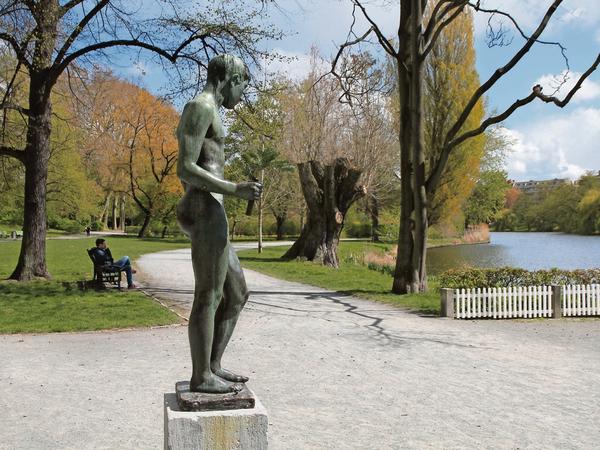 Nicht immer martialisch, aber allgegenwärtig. Auch Bernhard Bleekers "Speerträger" im Park am Lietzensee ist ein NS-Überbleibsel.