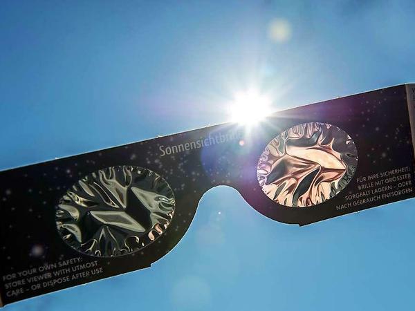 Nur mit Sofi-Brille oder sonstigem zweckmäßigem Augenschutz zu genießen: das Naturspektakel Sonnenfinsternis.