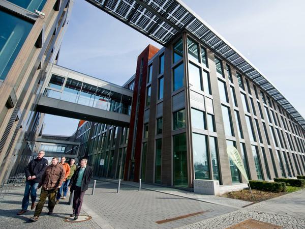 März 2014: Mitarbeiter des Solarmodulherstellers Solon in Berlin-Adlershof verlassen das Firmengebäude.