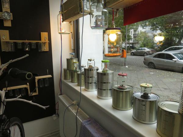 Der Verein Gourmello verkauft Lampen, die eine Designerin aus alten Einmachgläsern fertigt.