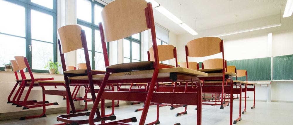 Stühle in einem leeren Klassenzimmer.