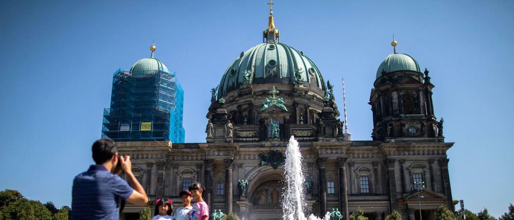Beliebt nicht nur bei Touristen: Der Berliner Dom ist ein Wahrzeichen der Hauptstadt. Sein Schutz bei Feuer wird nun überprüft.
