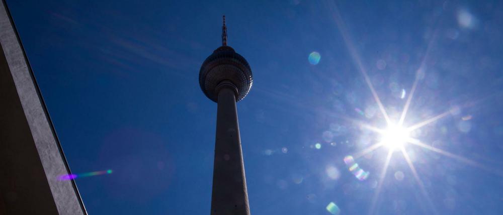 Sonnenschein über dem Fernsehturm. Viele Berliner ächzen unter der Sommerhitze.