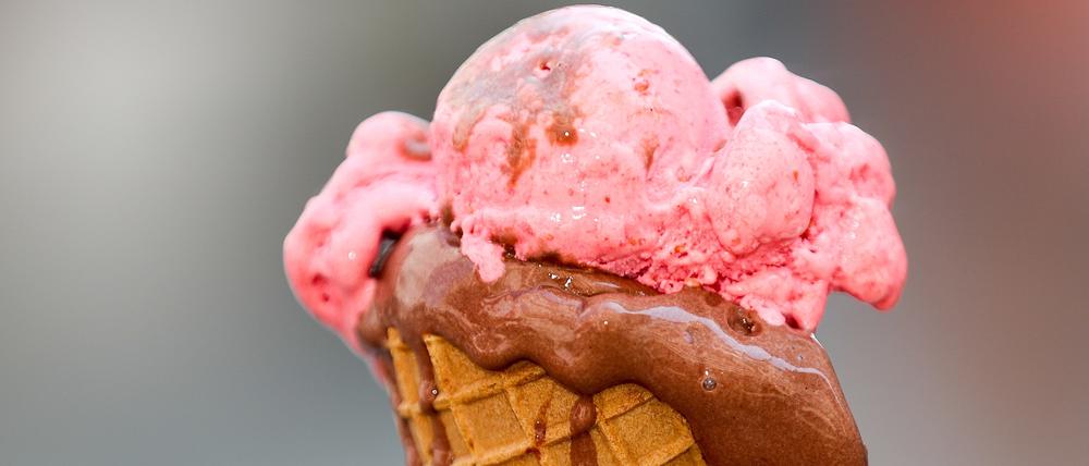 Erdbeere und Schoko: Geht immer. Die "Berlin Ice Cream Week" ergänzt die Saison aber durch neue Kreationen. (Symbolbild)