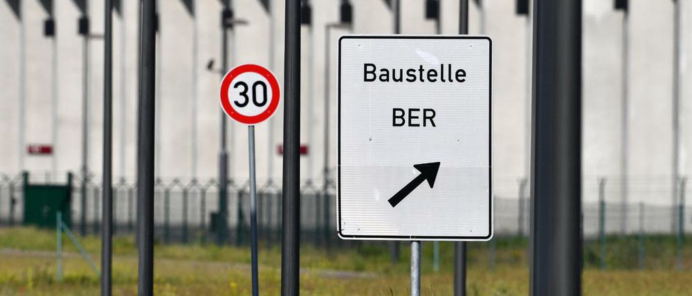 Ein Schild mit der Aufschrift "Baustelle BER".