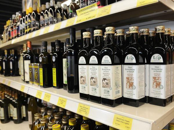 Die meisten Supermärkte bieten eine große Auswahl an Olivenöl.