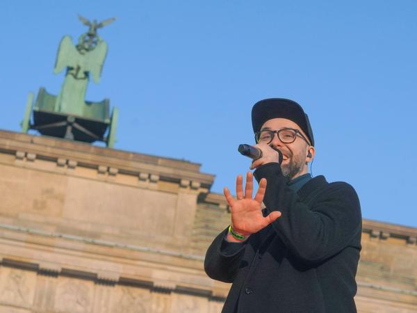 Auf der Bühne am Brandenburger Tor stand am Nachmittag unter anderem der Sänger Mark Forster.