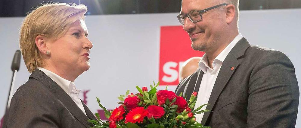 Eva Högl bekommt Blumenstrauß von SPD-Landeschef Jan Stöß
