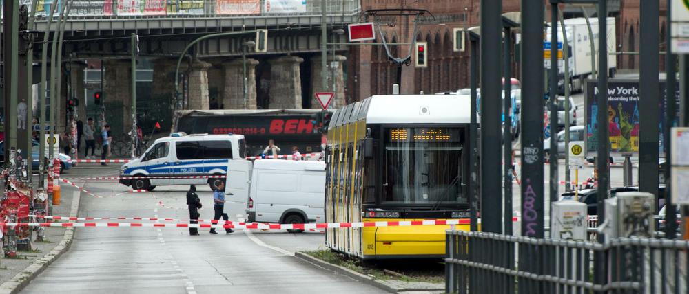 Wegen einer Bombendrohung in der Tram war die Warschauer Brücke in Friedrichshain Montagnachmittag gesperrt. 