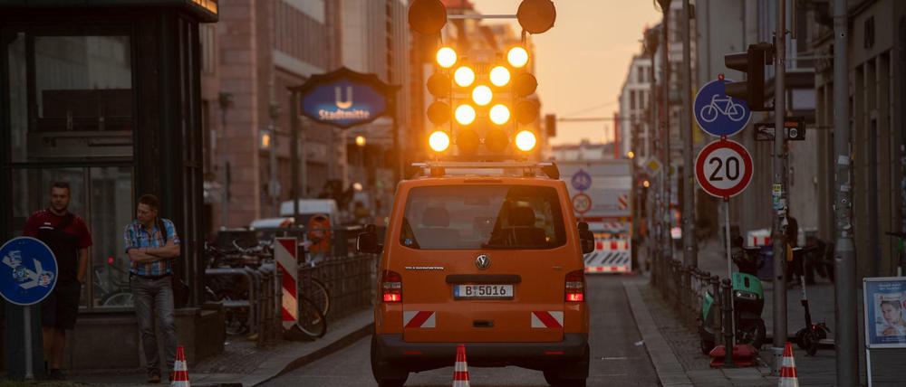 Um kurz nach sechs Uhr wurden die Zufahrten zur Friedrichstraße zwischen Leipziger Straße und Französischer Straße für den Verkehr gesperrt.