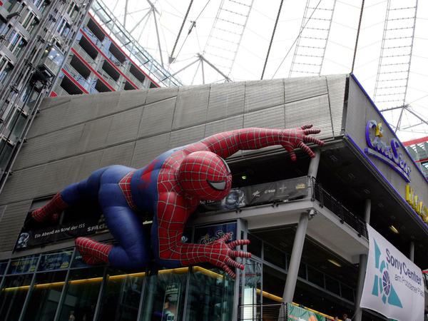 Da klebt was an der Wand. 2004 war die Premiere von Spiderman im Cinestar.