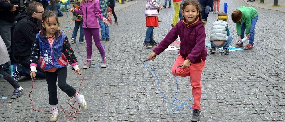 Kinder auf einer Spielstraße in Berlin-Prenzlauer Berg.