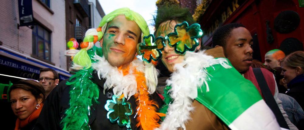 In Dublin wird der Nationalfeiertag meist kostümiert und feucht fröhlich gefeiert.