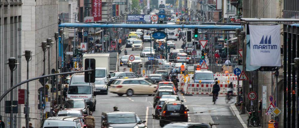 Dichter Verkehr auf der Friedrichstraße. Der Senat will gefährliche Schadstoffemissionen in Berlin reduzieren.