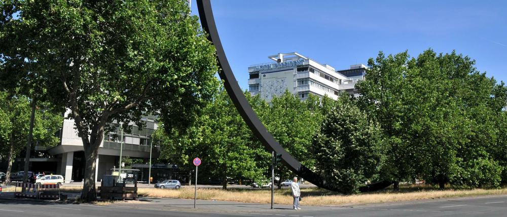 Stahlbogen-Skulptur an der Urania in Berlin. 