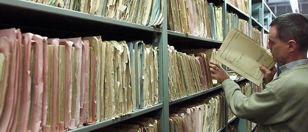 „Eine inoffizielle Mitarbeit für die Stasi ist in den Unterlagen dokumentiert, die der Person Maik Uwe Hinkel zuzuordnen sind“, heißt es bei der Stasi-Unterlagen-Behörde.
