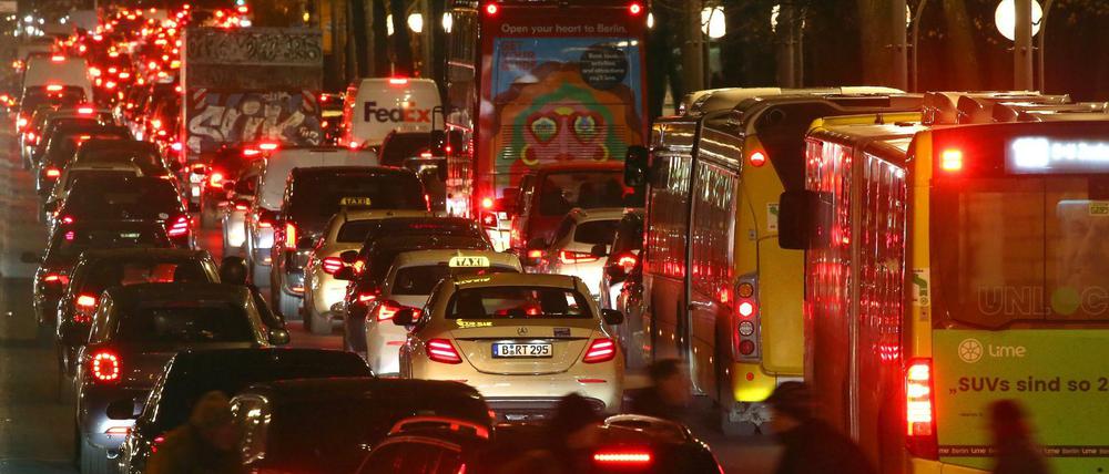 Fünf Tage und vier Stunden jährlich stehen Berliner Autofahrer im Stau.