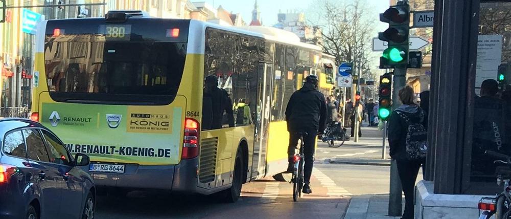 Fast-Unfall mit Bus und Fahrrad am Rathaus Steglitz - und das während einer Aufklärungsaktion der Berliner Polizei.