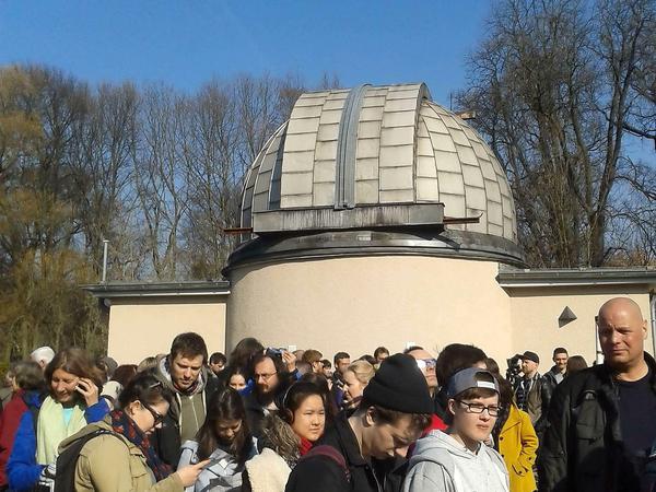 Vor der Sternwarte im Treptower Park tummeln sich Schüler