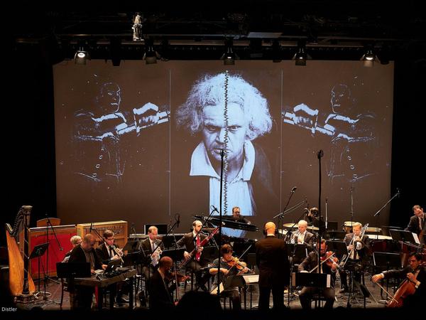 Die Ufa-Filmnächte starten diesmal mit Ernst Lubitschs frisch restauriertem Film „Carmen“, begleitet vom Ensemble Kontraste.