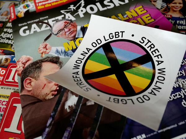 Homophobie in Polen: Die aktuelle Ausgabe (24. Juli 2019) des Politik-Magazins "Gazeta Polska" wirbt mit einem beigelegten Gratis-Aufkleber mit durchgekreuzter Regenbogen-Flagge und dem Spruch "Frei von LGBT-Ideologie". Das Magazin steht der regierenden PiS-Partei nahe.