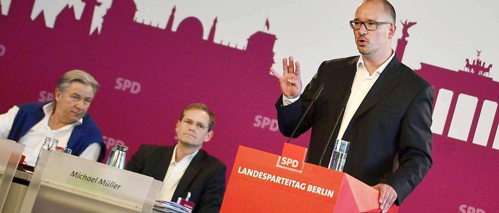 An den Rand gerückt: Der Regierende Bürgermeister Klaus Wowereit und der bisherige Vorsitzende Michael Müller müssen mitansehen, wie sich der Parteilinke Jan Stöß als neuer Landeschef der SPD durchsetzt.