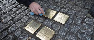 Stolpersteine putzen in Berlin. 