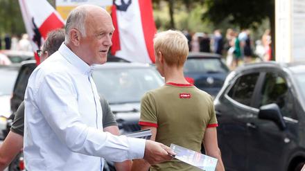 Hans-Joachim Berg beim Straßenwahlkampf zur Abgeordnetenhauswahl 2016 im Bezirk Steglitz-Zehlendorf.