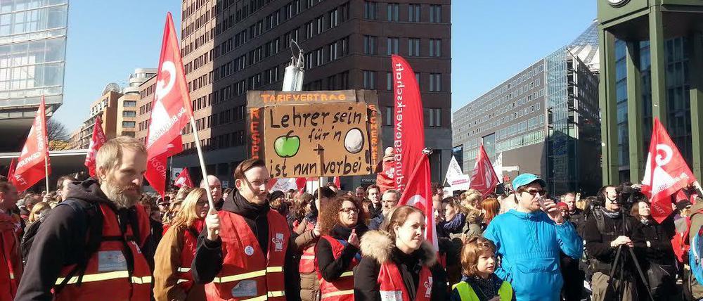 Streikende Lehrer protestierten schon im März auf dem Potsdamer Platz.