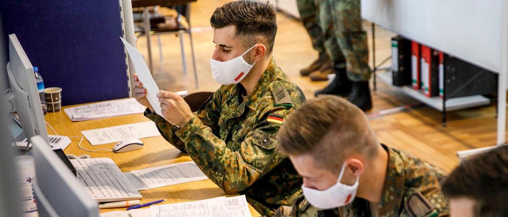 Bundeswehrsoldaten unterstützen in Berlin die Gesundheitsämter der Bezirke bei der Kontaktverfolgung.