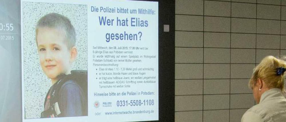 Die Suche nach Elias erreichte auch Berlin - hier wird im Bahnhof Friedrichstraße nach dem sechsjährigen Jungen aus Potsdam gesucht. 