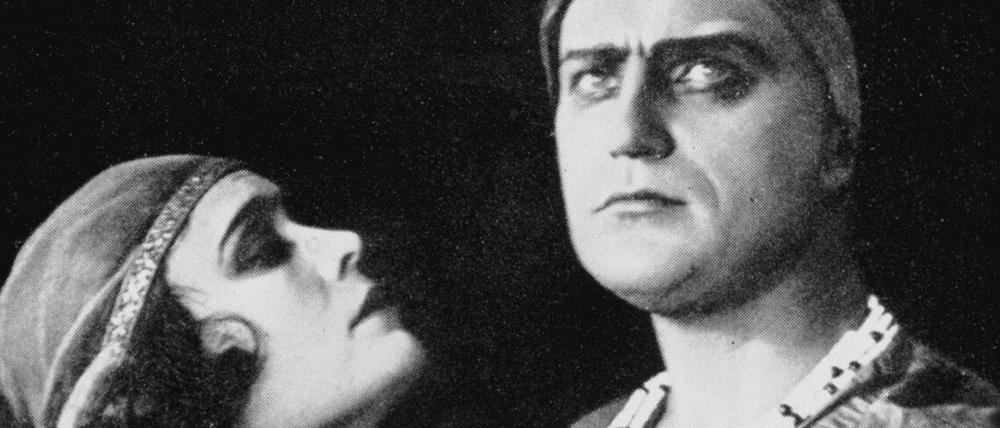 Pola Negri und Harry Liedtke in einer Szene aus dem Film „Sumurun“ von Ernst Lubitsch.