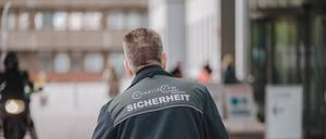 Ein Wachmann patrouilliert Charité-Campus in Berlin-Mitte.