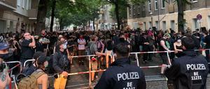Vor der Polizeiabsperrung an der Weisestraße haben sich am Donnerstagabend einige hundert Sympathisanten des "Syndikats" versammelt.