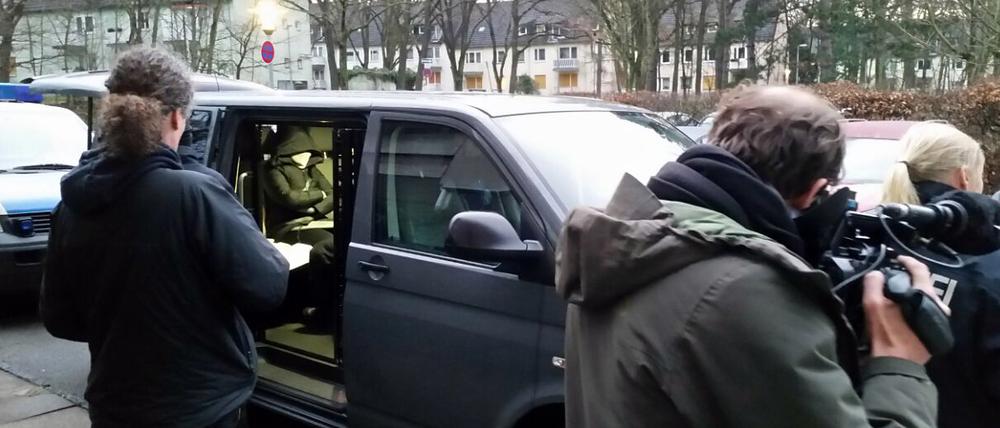 Polizisten verhaftete während einer Razzia gegen mutmaßliche Schleuser in Berlin eine Person. 