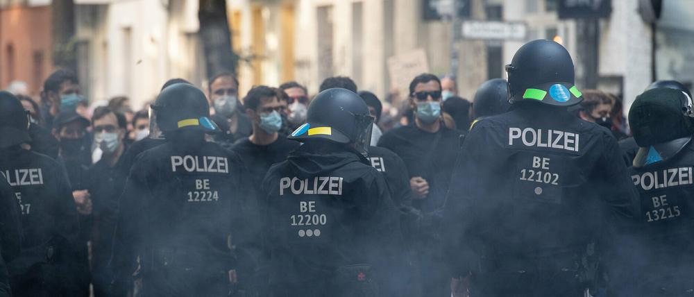 Bei den Demonstrationen gegen die Räumung der Kiezkneipe "Syndikat" wurde ein Polizist schwer verletzt. 