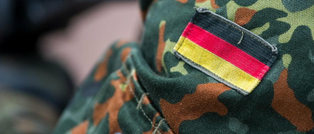 Die Fahne von Deutschland ist auf dem Uniform eines Soldaten aufgenäht.