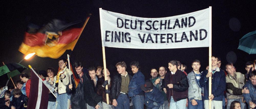 Schwarz-rot-goldener Jubel: So sah die Nacht des Mauerfalls am 9. November 1989 am Brandenburger Tor aus.