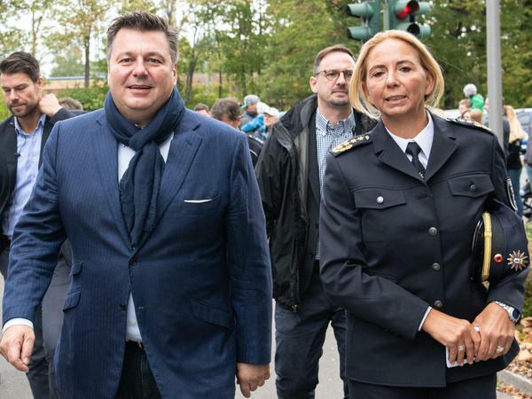 Polizeipräsidentin Barbara Slowik und Innensenator Andreas Geisel gemeinsam bei einem Pressetermin.