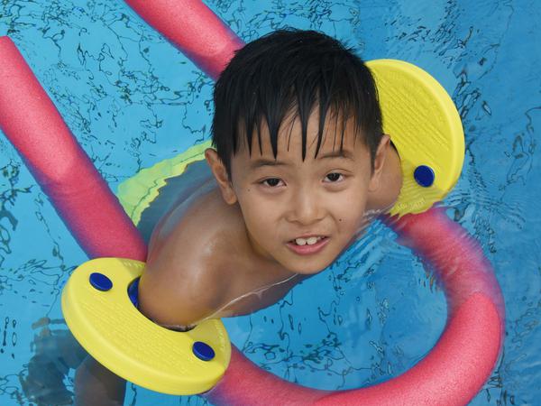 Der siebenjährige Taylor, der am dreiwöchigen Sommerferien-Schwimmkurs teilnimmt.
