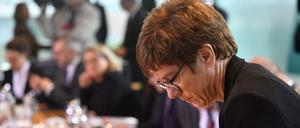 Doppelbelastung: CDU-Chefin Annegret Kramp-Karrenbauer im Kabinett.