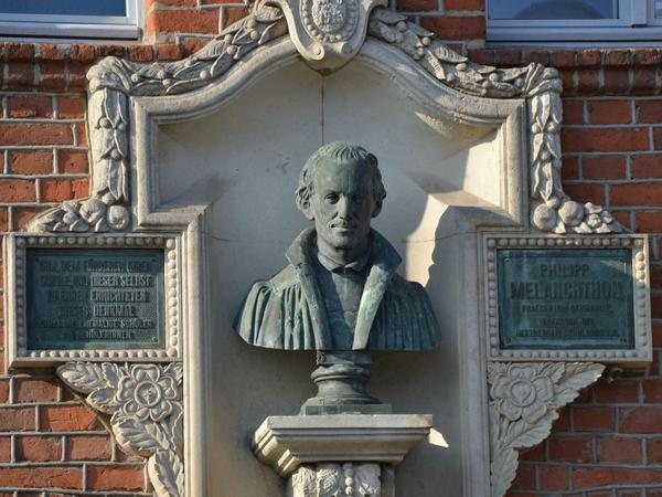 Philipp Melanchthon am Schulgebäude: 1538 verfasste der Reformator und Mitstreiter Luthers die Herzberger Schulordnung. 
