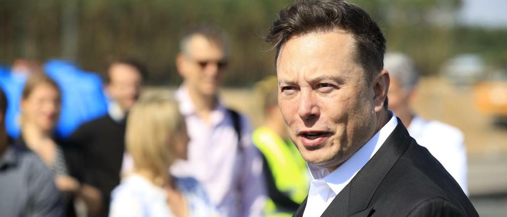 Tesla-Chef Elon Musk am Donnerstag beim Besuch der Gigafabrik-Baustelle in Grünheide.