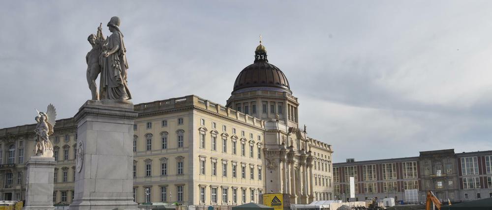 Der von 2013 bis 2020 errichtete Neubau des Berliner Schlosses. Er beherbergt das Humboldt Forum, in dem vor allem Artefakte der außereuropäischen Kultur gezeigt werden.