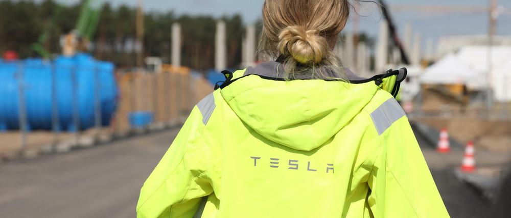 Eine Tesla-Mitarbeiterin auf der Baustelle Grünheide. Tesla möchte auch Langzeitarbeitslose aus der Region einstellen.