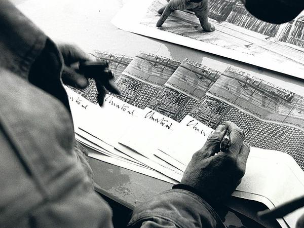 Mit Unterschrift. Christo und Jeanne-Claude signierten einen Tagesspiegel-Sonderdruck.