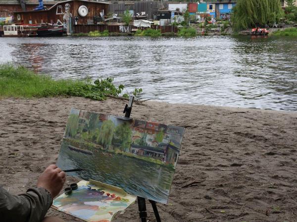 Die Kunstaktion ist sogar gemalt worden - von der gegenüberliegenden Flussseite.