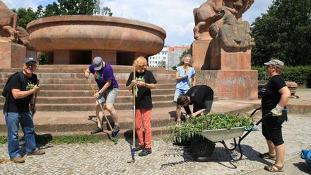 Die Mitglieder der Gärtner-Initiative Arnswalder Platz in Berlin-Prenzlauer Berg halten ihren "Arnsi" sauber.