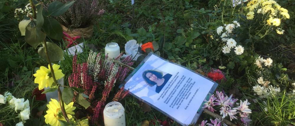Am Tiergarten wurde in den Wochen nach dem Mord mit Blumen und Kerzen an Susanne Fontaine erinnert.